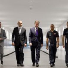 Ron Dennis, David Cameron, Lewis Hamilton y Jenson Button en la sede de Woking