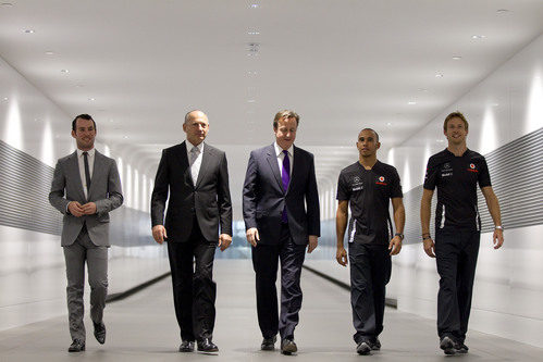Ron Dennis, David Cameron, Lewis Hamilton y Jenson Button en la sede de Woking