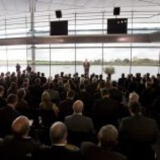 David Cameron dio un discurso en el McLaren Technology Centre