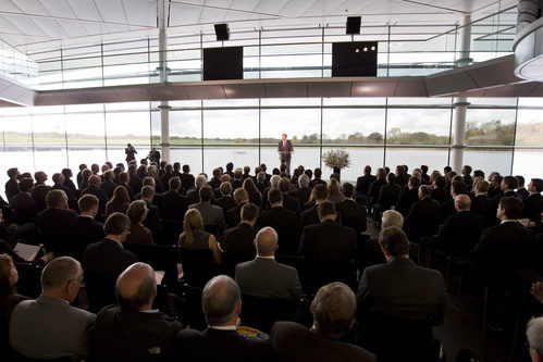 David Cameron dio un discurso en el McLaren Technology Centre