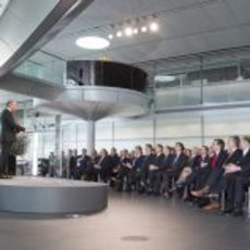 Ron Dennis da un discurso en el McLaren Technology Centre