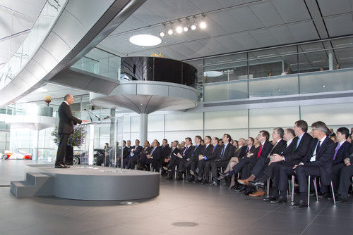 Ron Dennis da un discurso en el McLaren Technology Centre