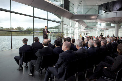 David Cameron habla en el McLaren Technology Centre