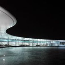 McLaren Technology Centre de noche