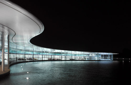 McLaren Technology Centre de noche