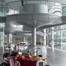 Coches antiguos de McLaren decorando el Technology Centre