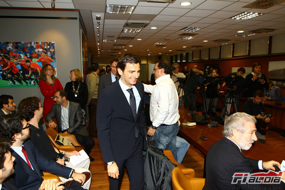 Pedro de la Rosa entra en la sala donde tendrá lugar la rueda de prensa