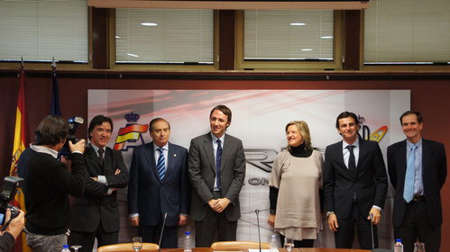 Los protagonistas posan para la foto tras la rueda de prensa