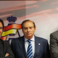 Los responsables de HRT junto a Carlos Gracia