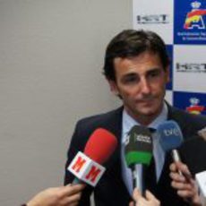 Pedro de la Rosa atiende a las televisiones y a F1aldia.com