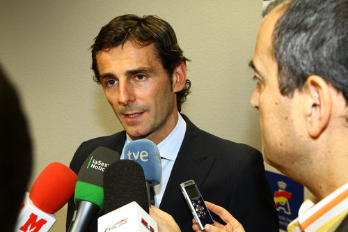 Pedro de la Rosa atiende a los micrófonos de la televisión