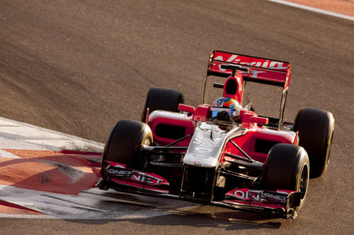 Robert Wickens negocia una de las curvas del circuito de Yas Marina