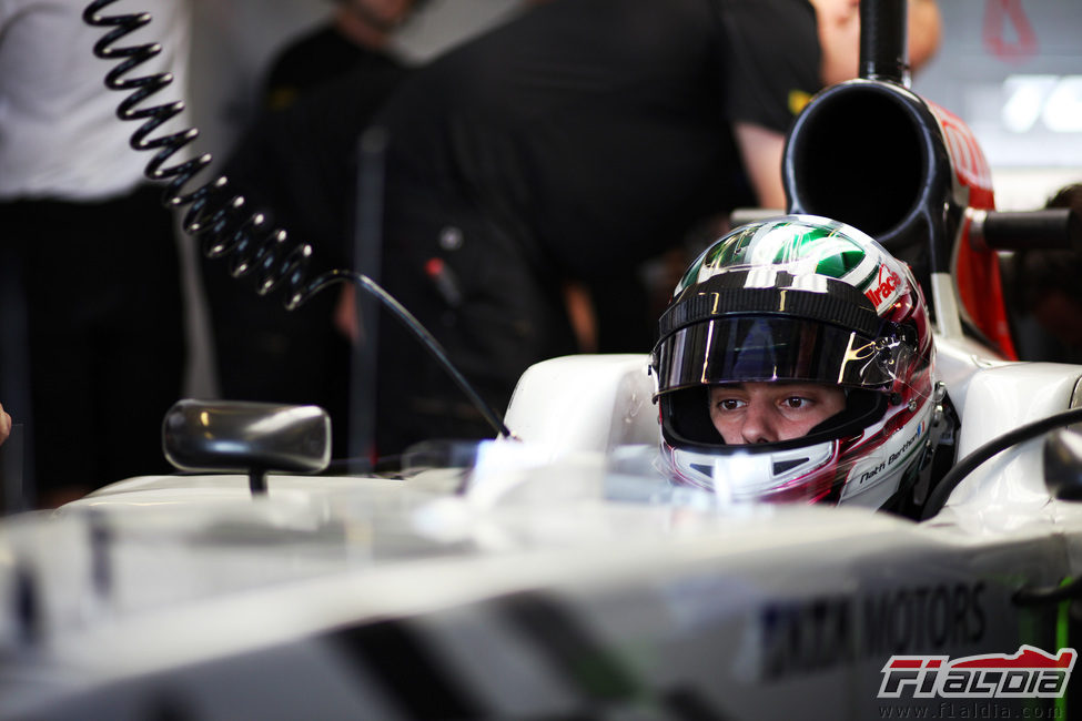 Berthon listo para salir a pista con el HRT en Abu Dabi 2011