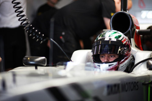 Berthon listo para salir a pista con el HRT en Abu Dabi 2011