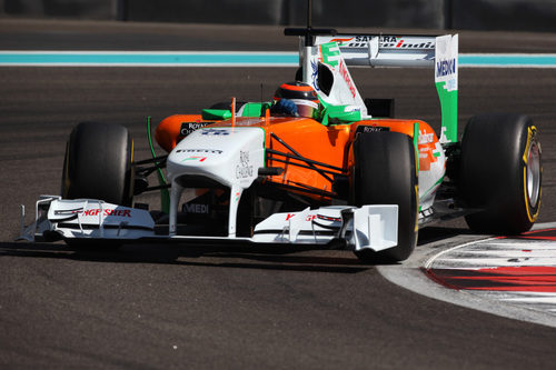 Max Chilton negocia una de las curvas del circuito de Abu Dabi