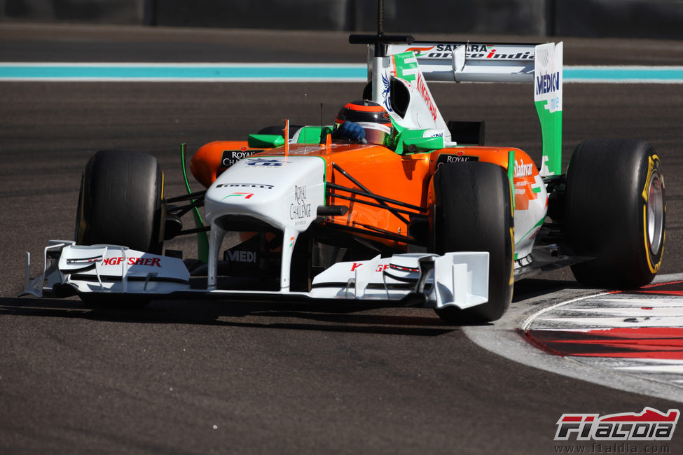 Max Chilton negocia una de las curvas del circuito de Abu Dabi