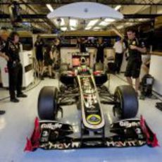 Jan Charouz en el box de Lotus Renault GP en Yas Marina