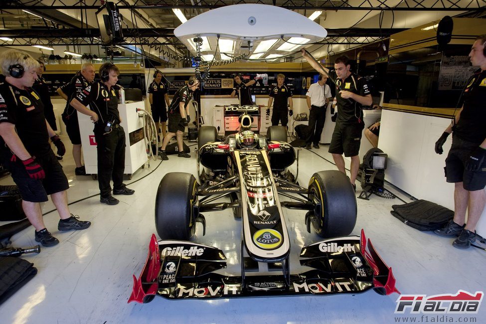 Jan Charouz en el box de Lotus Renault GP en Yas Marina