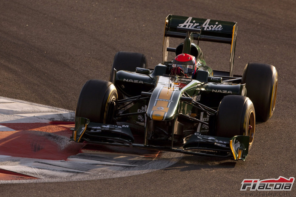 Alexander Rossi rueda con el monoplaza del Team Lotus en Abu Dabi