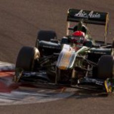 Alexander Rossi rueda con el monoplaza del Team Lotus en Abu Dabi