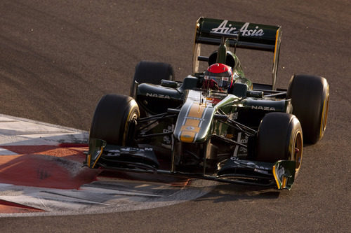 Alexander Rossi rueda con el monoplaza del Team Lotus en Abu Dabi