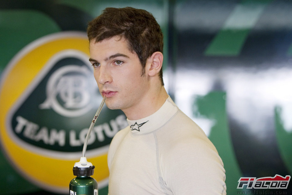 Alexander Rossi en el box del Team Lotus