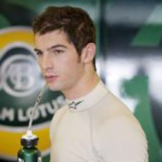 Alexander Rossi en el box del Team Lotus