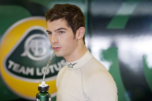 Alexander Rossi en el box del Team Lotus