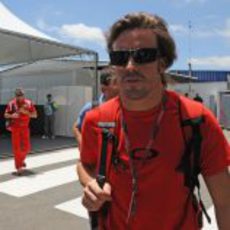 Fernando Alonso llega al circuito de Interlagos en 2011