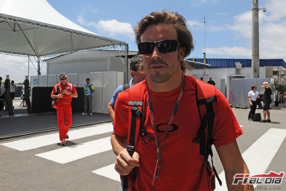 Fernando Alonso llega al circuito de Interlagos en 2011