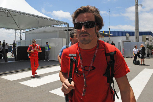 Fernando Alonso llega al circuito de Interlagos en 2011
