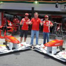 Fernando Alonso y Felipe Massa junto a uno de los patrocinadores del equipo en Brasil