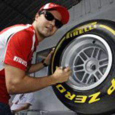 Felipe Massa firma uno de los neumáticos Pirelli