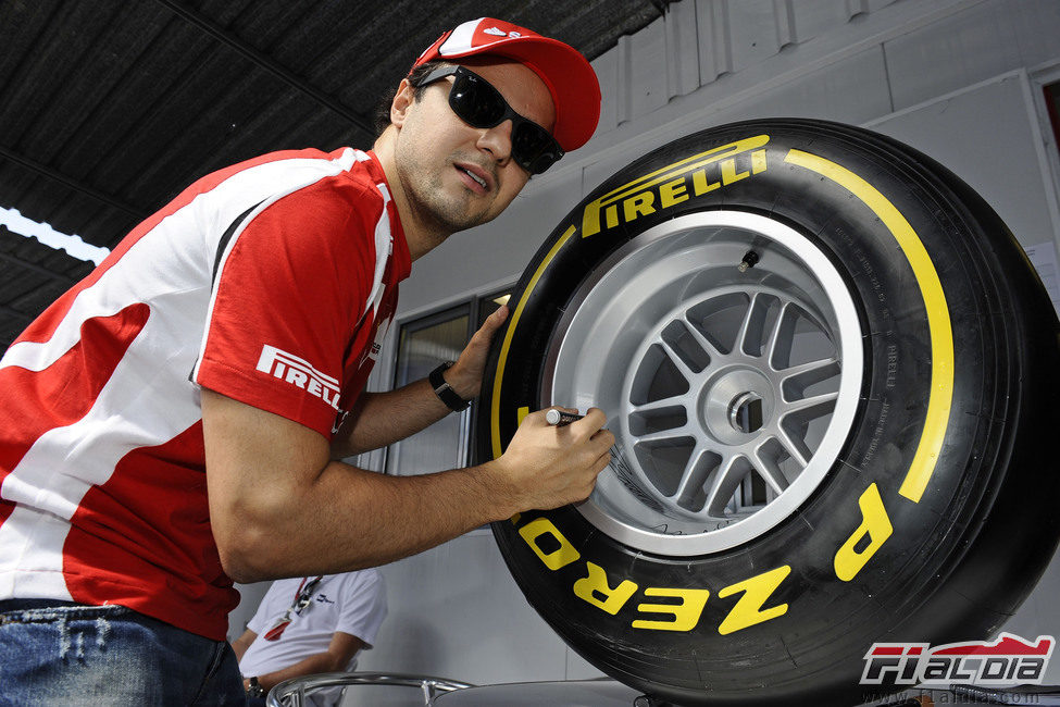 Felipe Massa firma uno de los neumáticos Pirelli