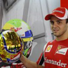 Felipe Massa enseña su casco para el GP de Brasil 2011
