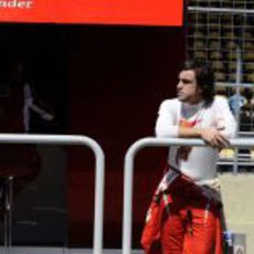 Fernando Alonso en el muro de boxes de Brasil 2011