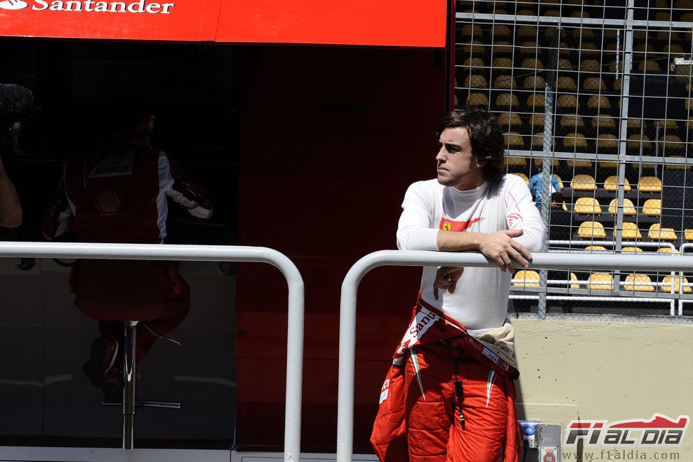 Fernando Alonso en el muro de boxes de Brasil 2011