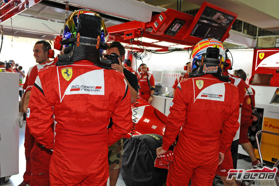 Felipe Massa y Fernando Alonso a punto de subirse a sus monoplazas en Interlagos