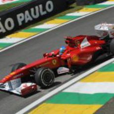 Fernando Alonso rueda en los libres del GP de Brasil 2011