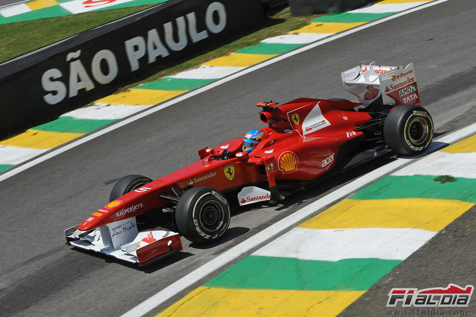 Fernando Alonso rueda en los libres del GP de Brasil 2011