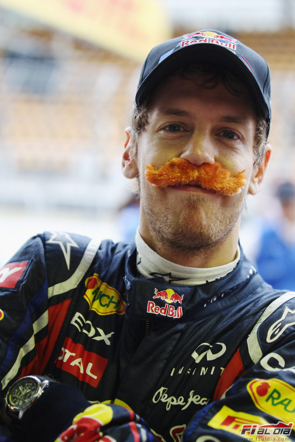 Sebastian Vettel se pone bigote en Interlagos