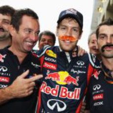 Vettel y sus mecánicos se ponen bigote en Brasil