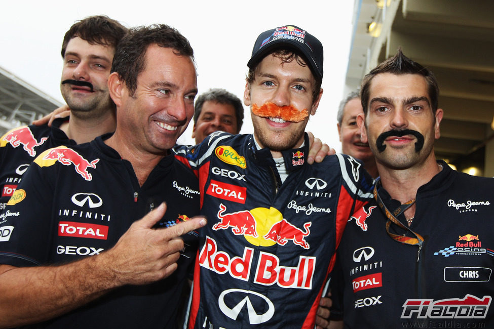 Vettel y sus mecánicos se ponen bigote en Brasil