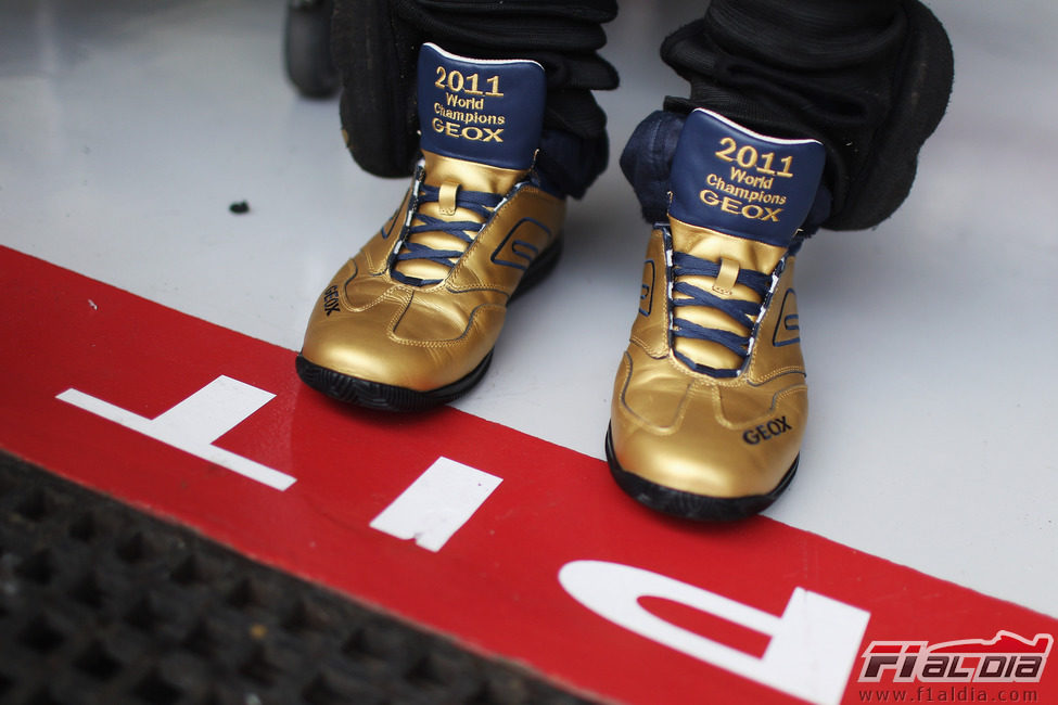 Las botas del piloto Campeón del Mundo de 2011