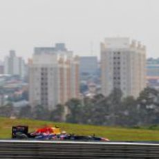 Mark Webber en con la ciudad de Sao Paulo de fondo