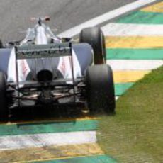 Rubens Barrichello pasa por uno de los pianos de Interlagos