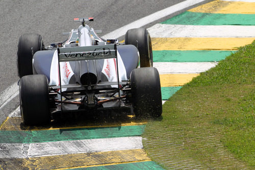 Rubens Barrichello pasa por uno de los pianos de Interlagos