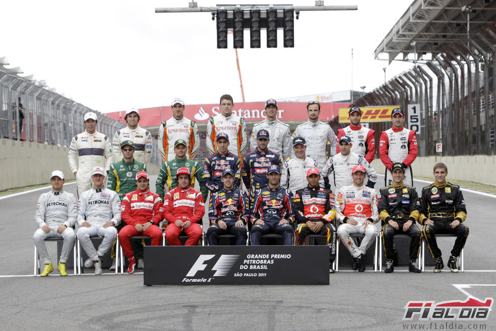 Foto de familia de los pilotos de final de temporada 2011