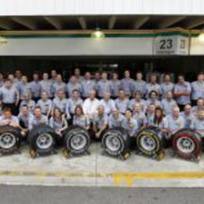 Foto de familia de Pirelli en el GP de Brasil 2011