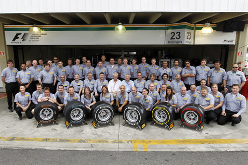 Foto de familia de Pirelli en el GP de Brasil 2011